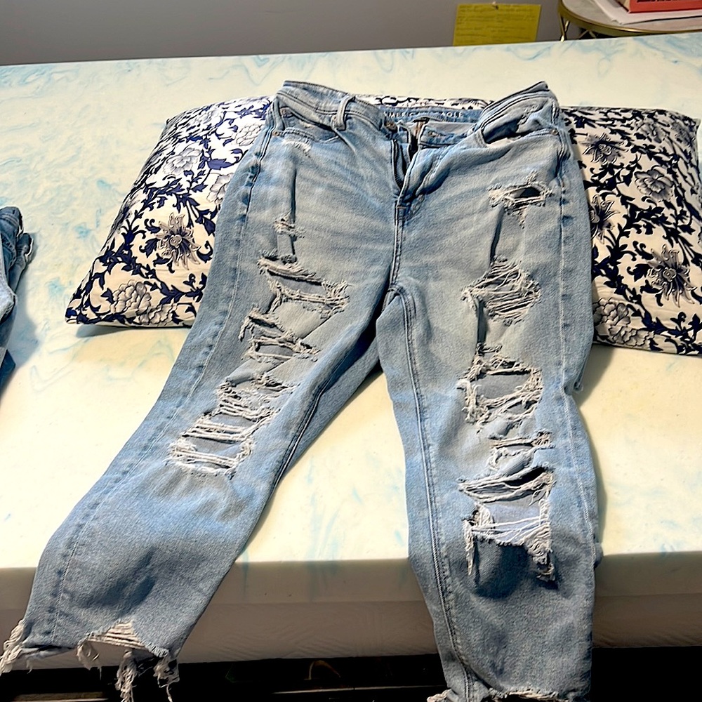 Heavily distressed, extra short size 8, American Eagle, boyfriend, jeans🤖